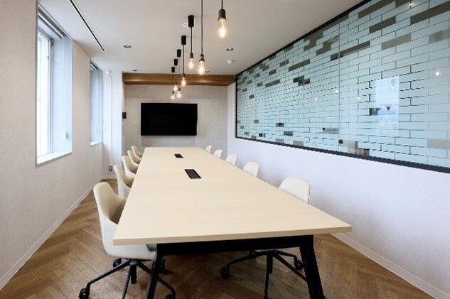 イカ釣り漁船モチーフのペンダントライトがある会議室