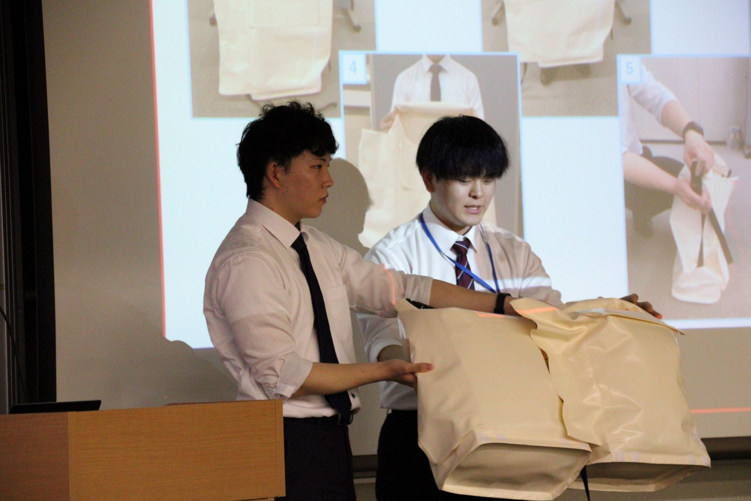 自作の防災製品を説明する新入社員