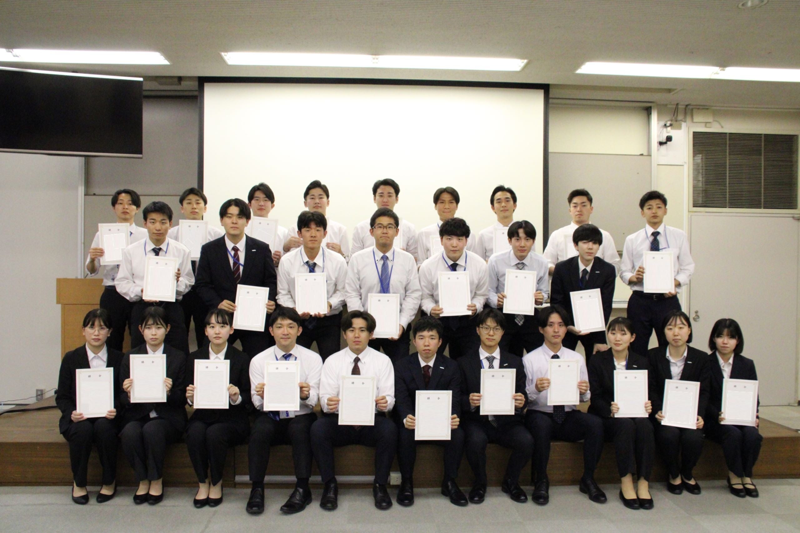 辞令を受け取った新入社員