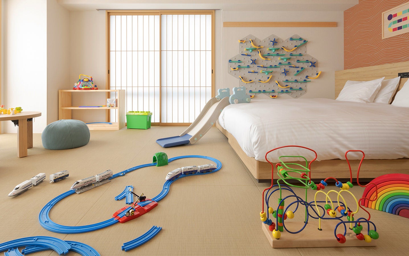 こどもに人気の玩具や、すべり台も用意