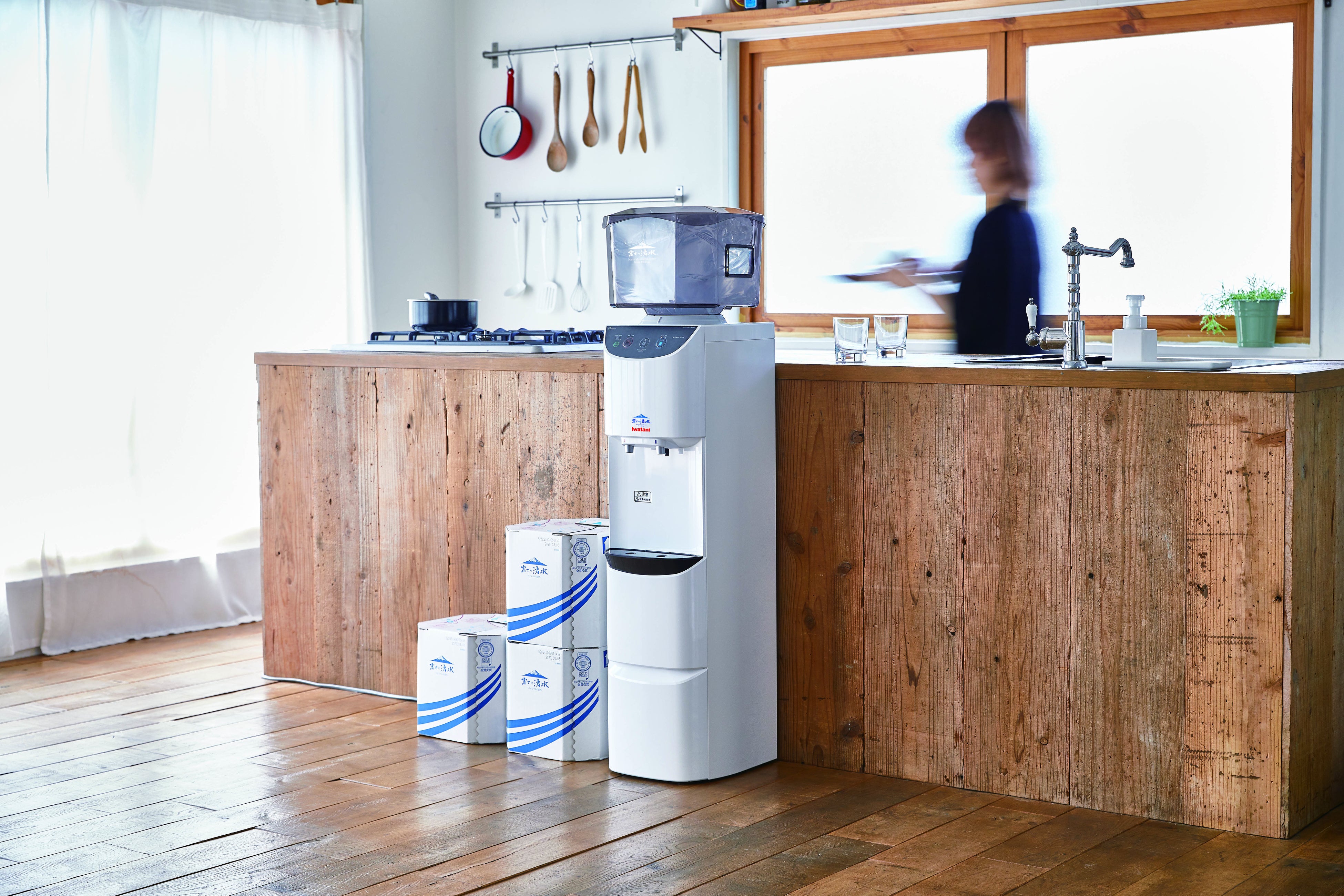 お水（D-パック）は縦積みできるので場所も取らずに備蓄が可能