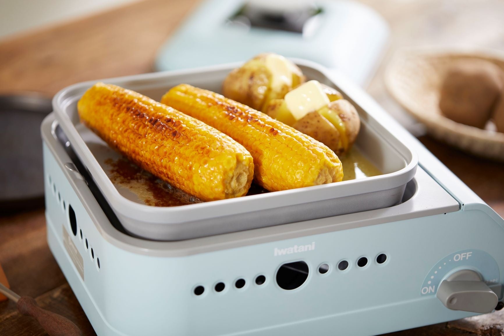 プレートから蓋までの高さが5.6㎝あり、とうもろこしやステーキなど厚みのある食材も調理可能。