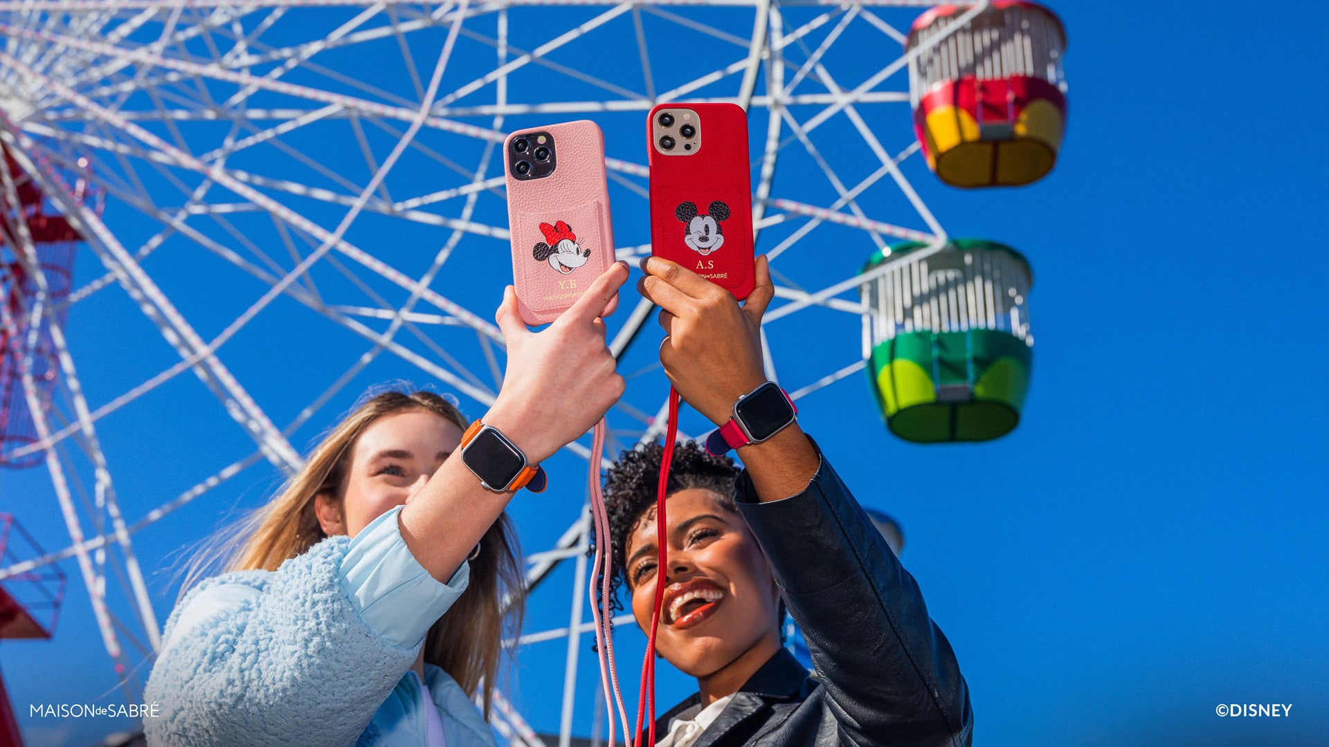 旅行やレジャーシーンに大活躍なスリングスマホケース 。