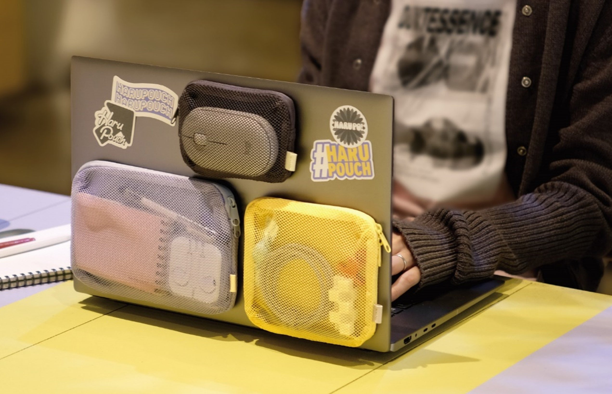 ノートパソコンに“貼る収納”。ガジェットや小物をまとめてスマートに持ち運べる「貼るポーチ（PC用）」を発売