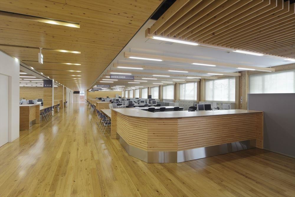 「結の森プロジェクト」を通じて産出された間伐材を使用した製品が納品された四万十町庁舎