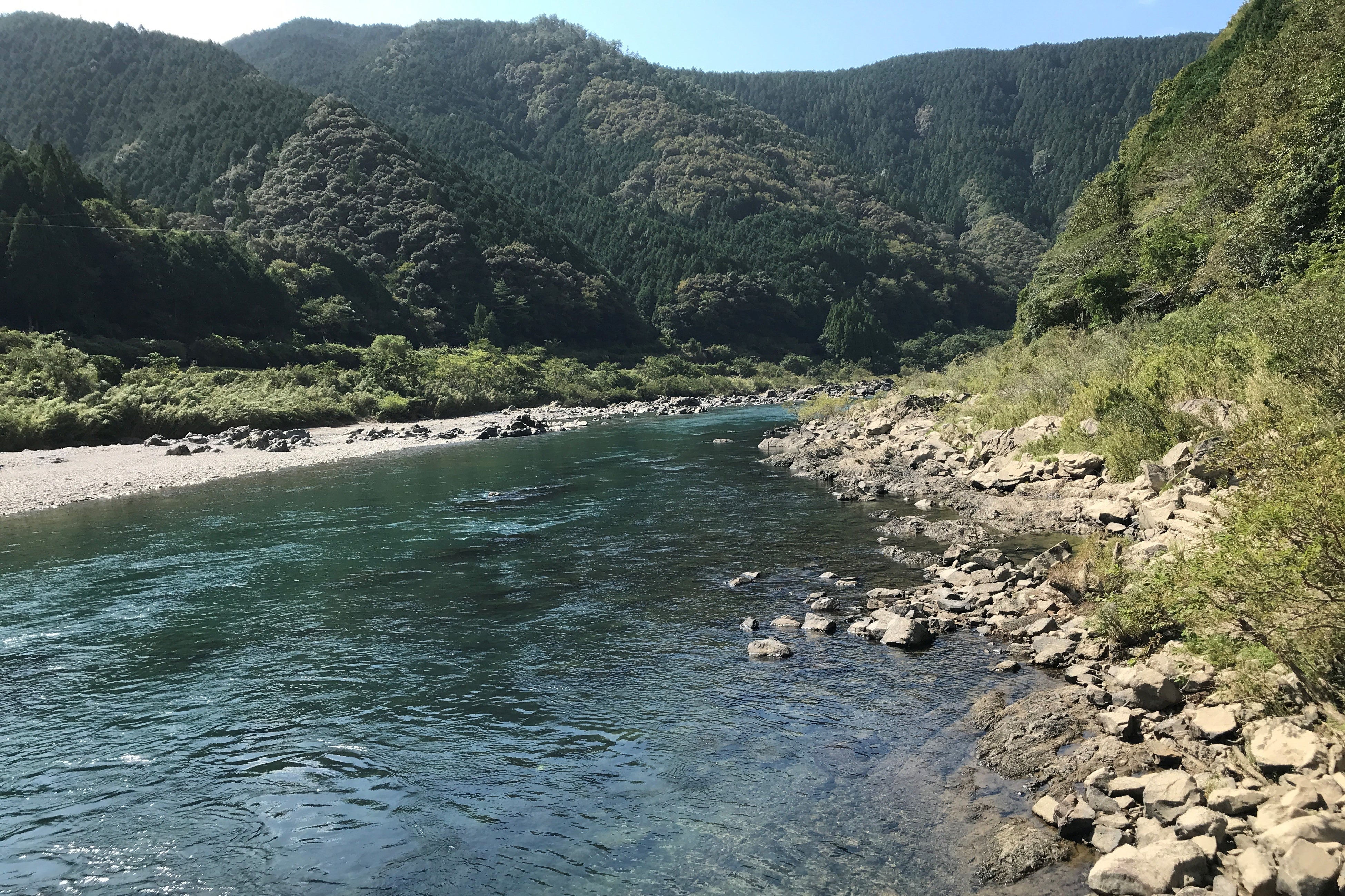 高知県西部、日本最後の清流と呼ばれる四万十川の中流域、川面を臨む一帯に広がる「結の森」