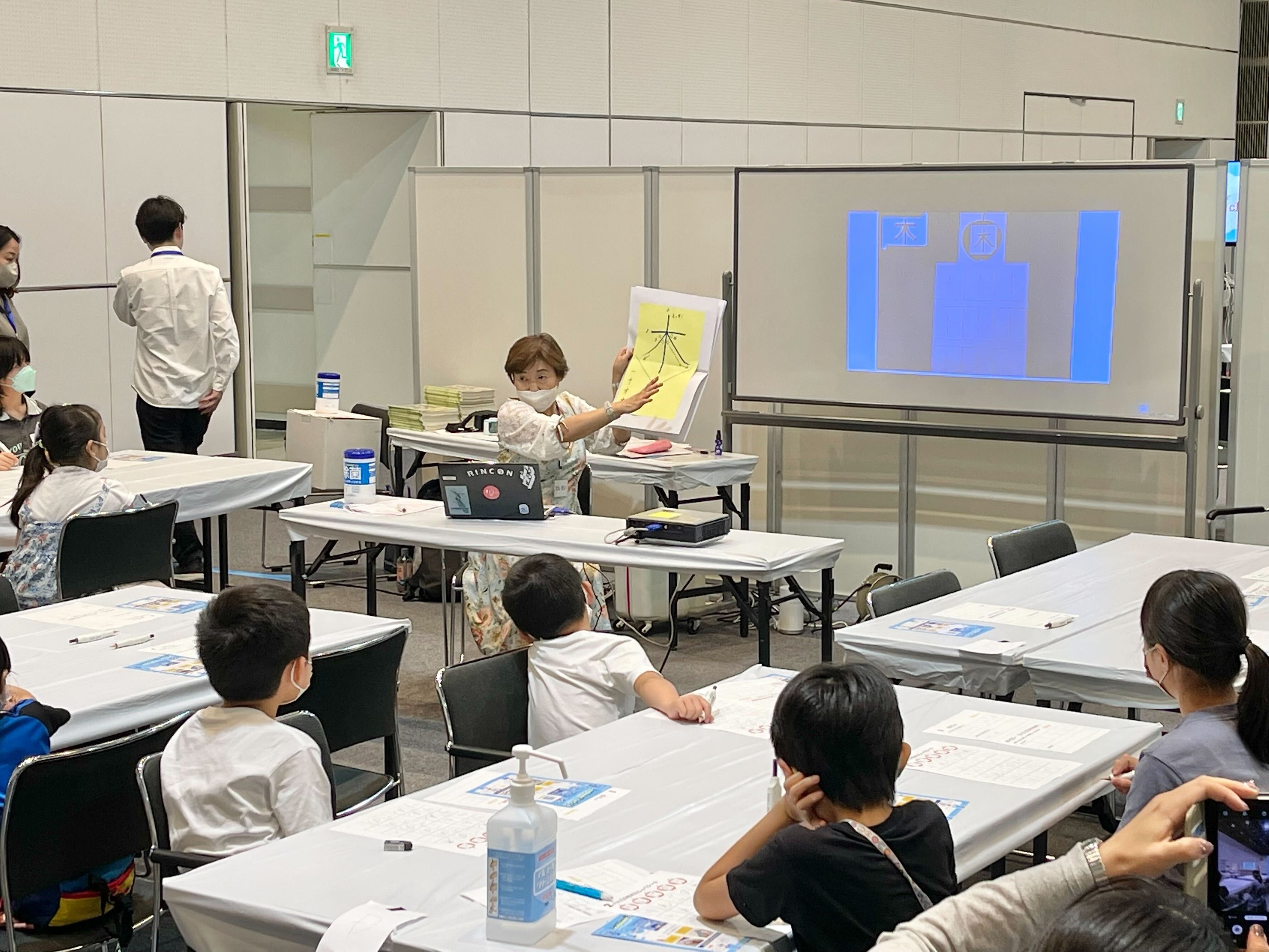 美文字講座の様子 子ども達は、日ペンの先生の話を真剣に聞き、直ぐに試してみようと積極的に書く姿が各所に見られました。