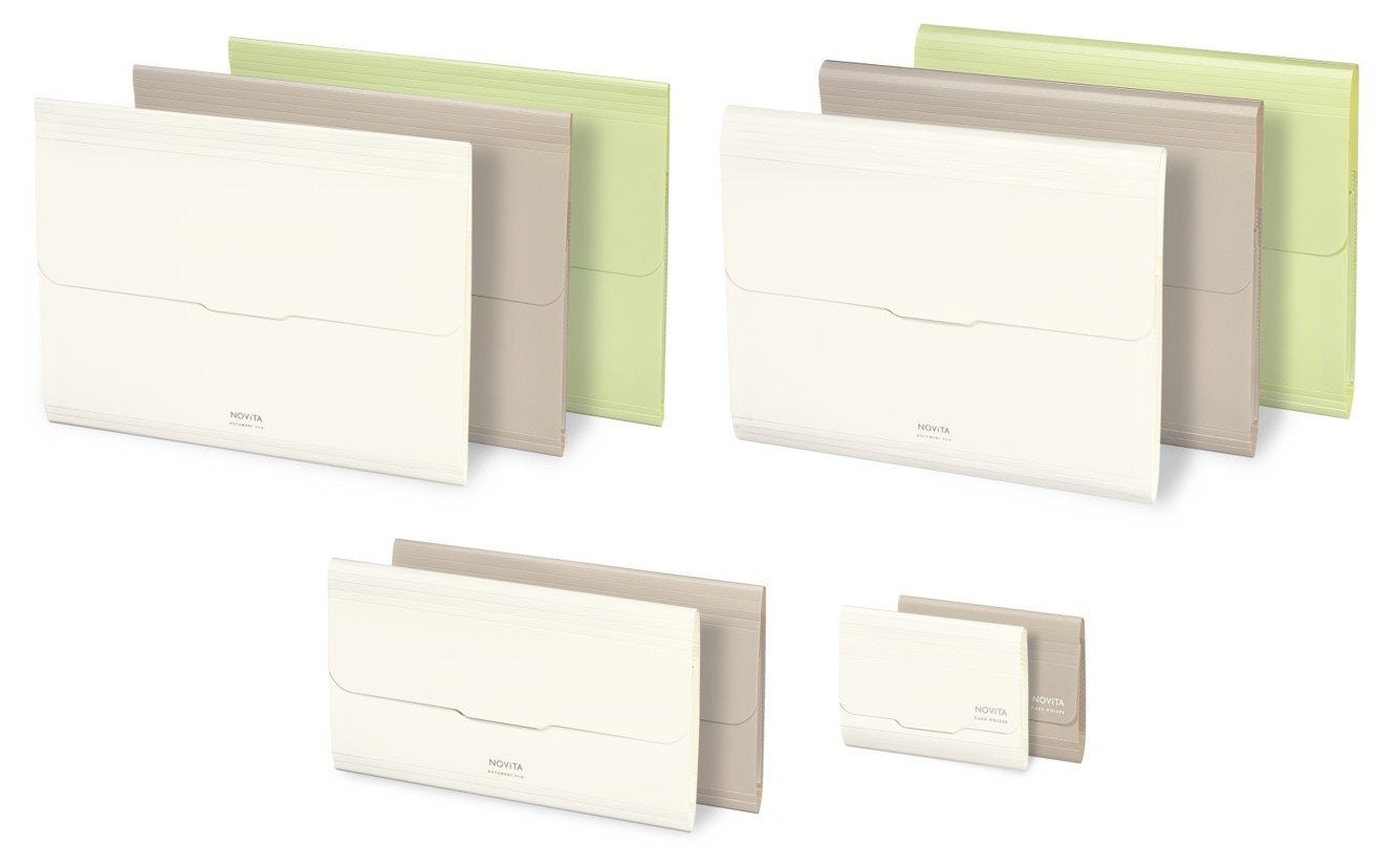 （左上から時計回りに）A4サイズ（6ポケット）、A4サイズ（12ポケット）、 カードサイズ、封筒サイズ