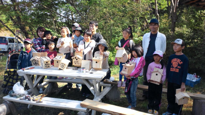 「野鳥を守る巣箱づくり」の活動の様子
