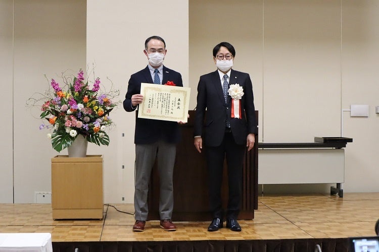 表彰を受ける●●●工場長（左）