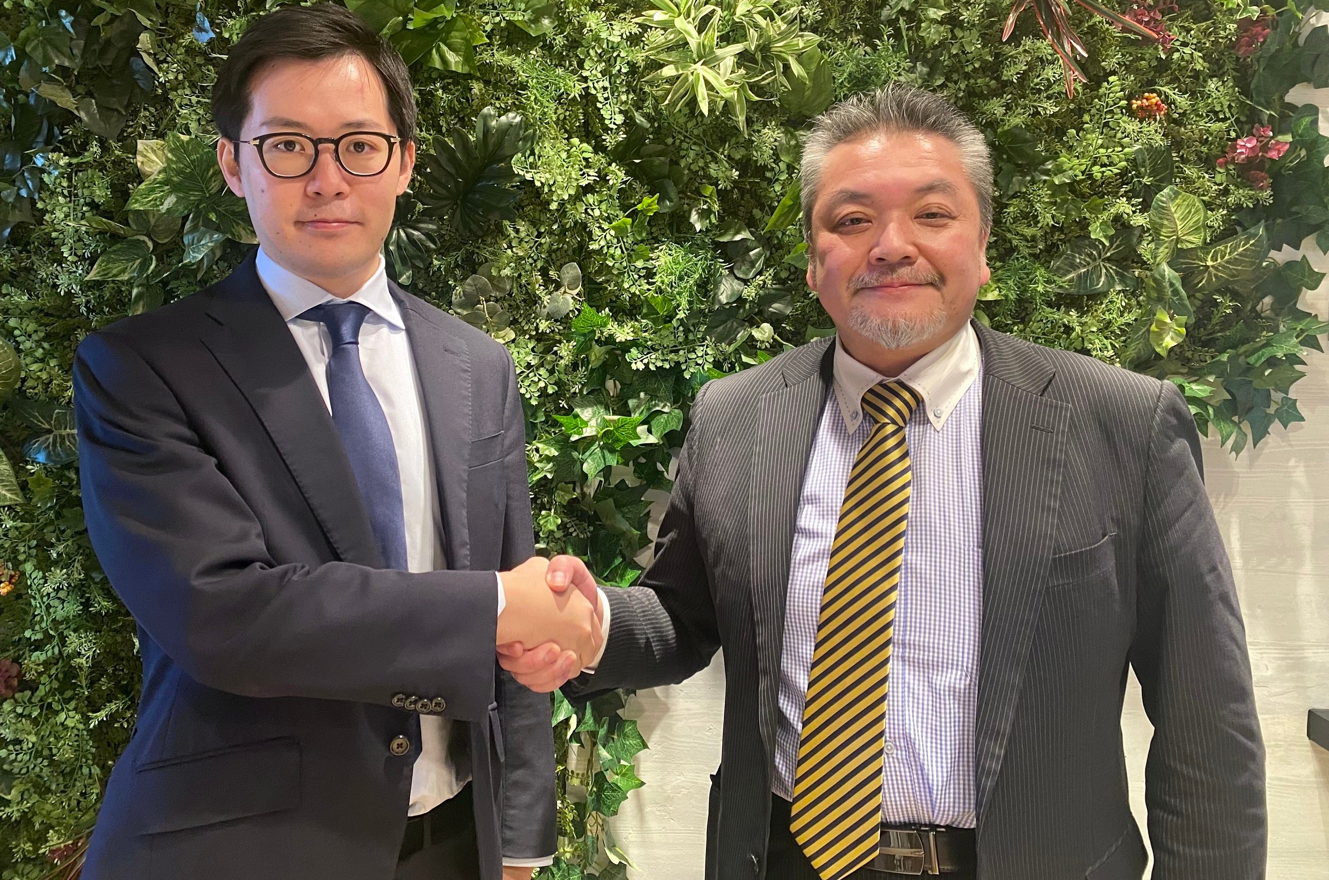 写真左から：株式会社TOKIUM　取締役　ビジネス本部長　松原亮、コクヨ株式会社　ネットソリューション事業部長　五十嵐浩一