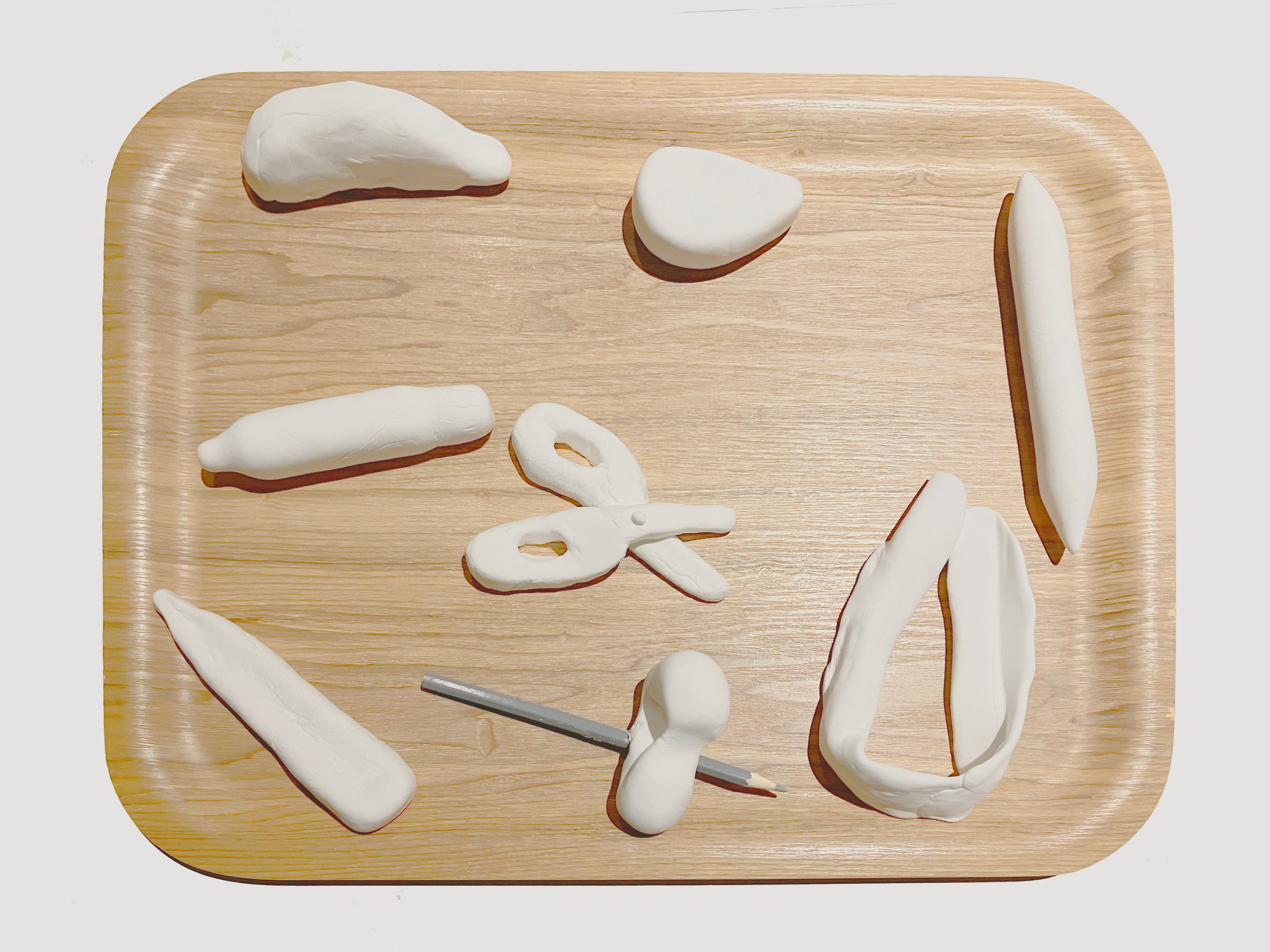 暗闇の中、粘土を使用した文房具開発に挑戦