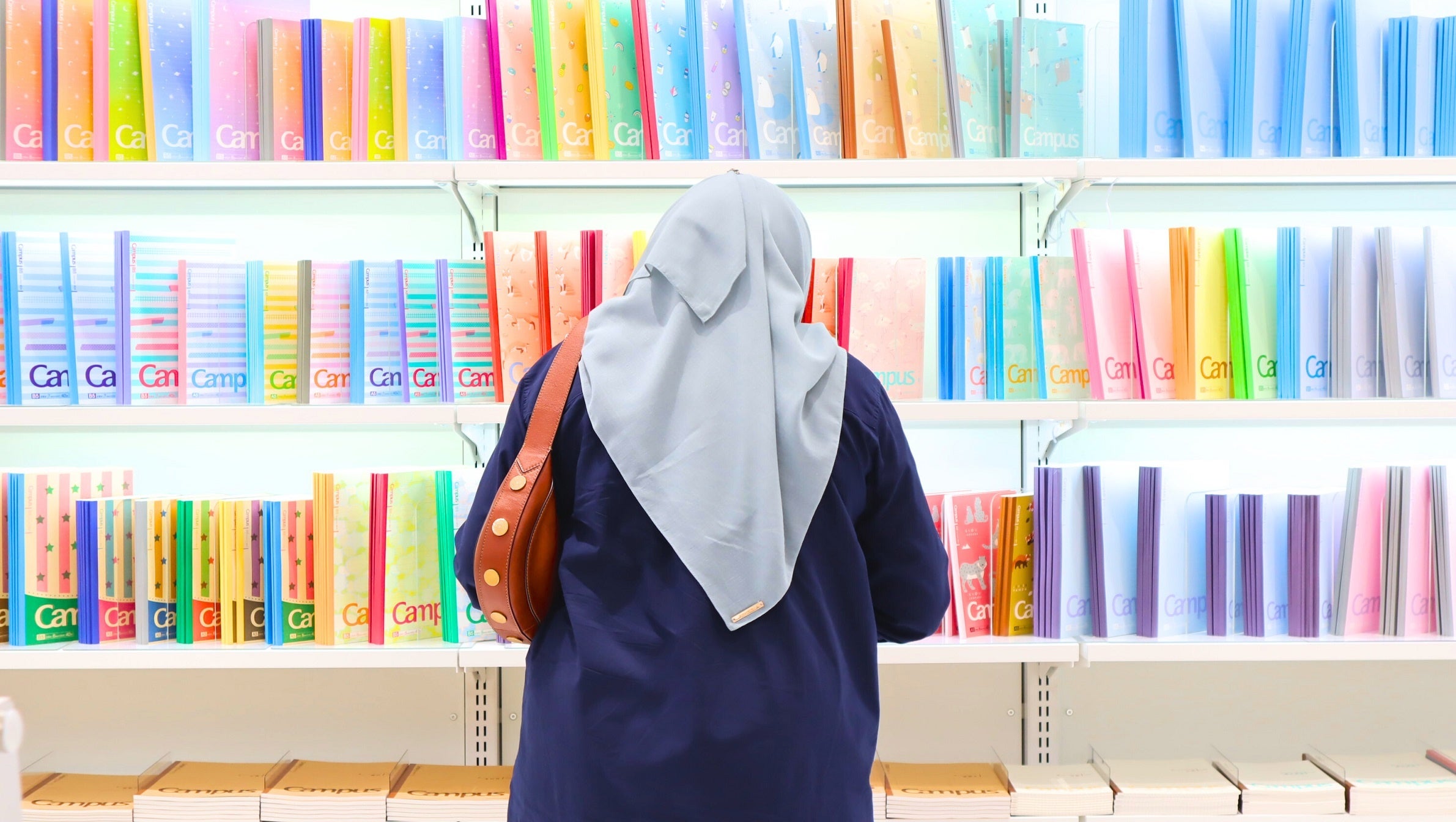 ノートを吟味する学生