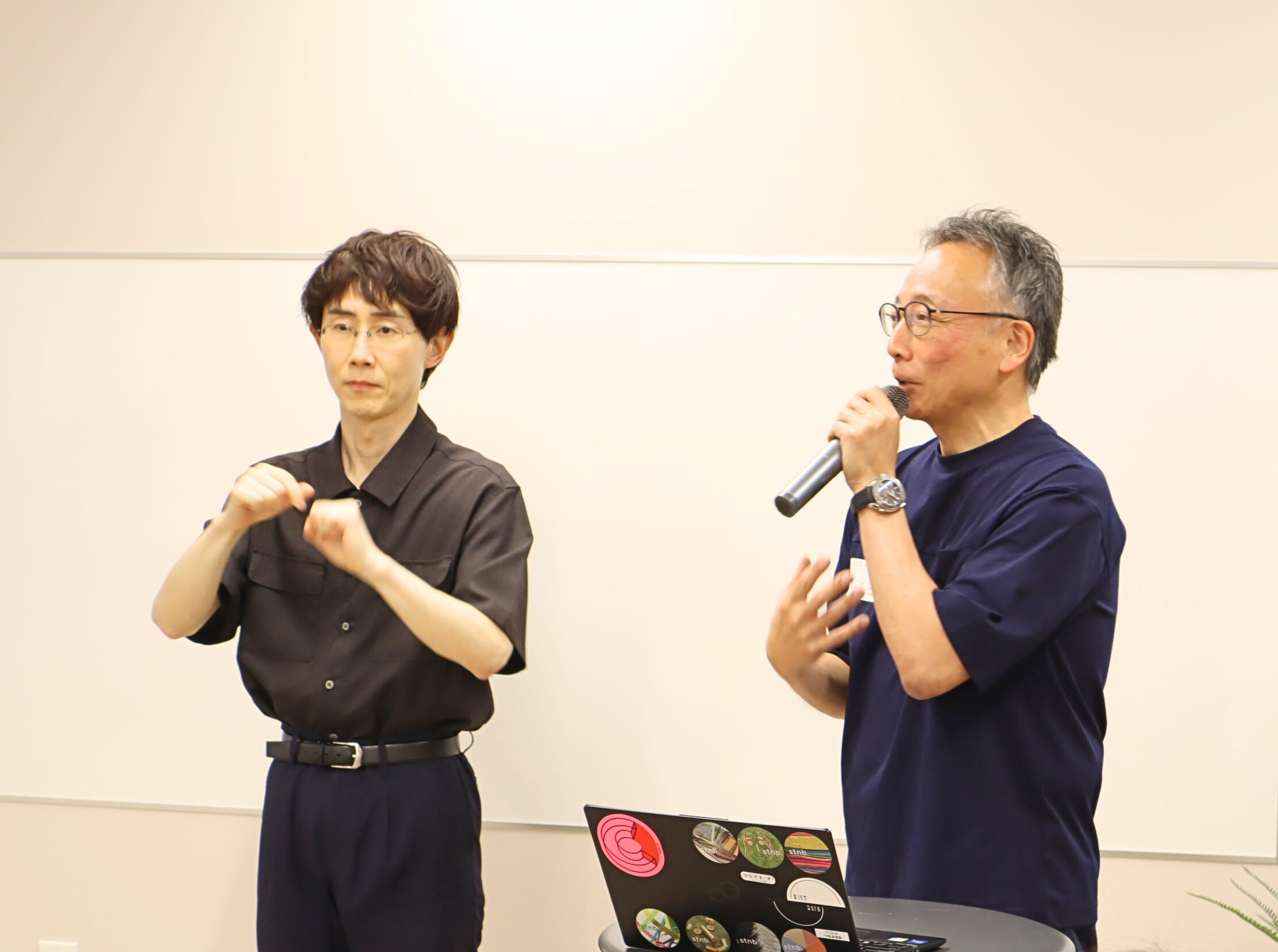 講演者と手話通訳