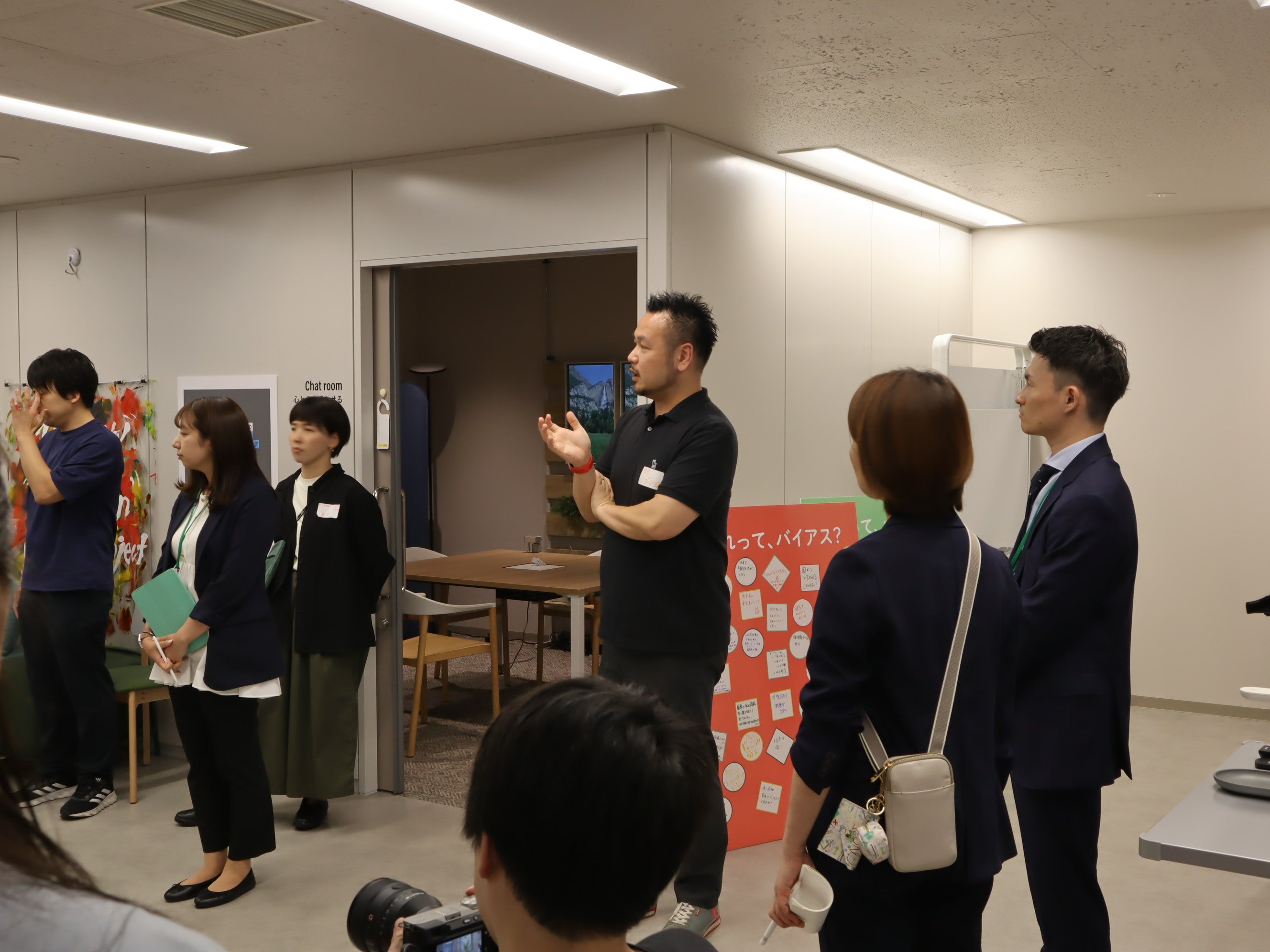 オフィスツアーをする様子