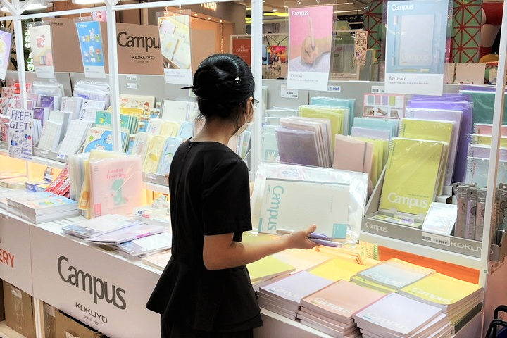 KUSUMIシリーズを選んでいる様子