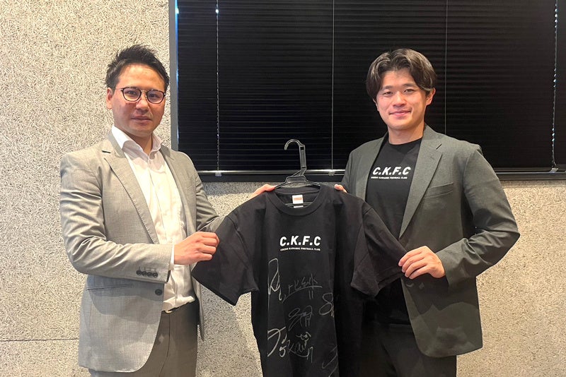 COEDO KAWAGOE F.C 藤川氏（写真右）と当社の社員 松本