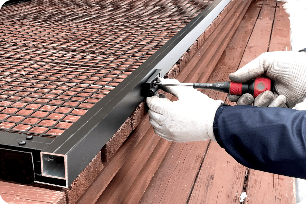 基本タイプはプラスドライバーで組立可能