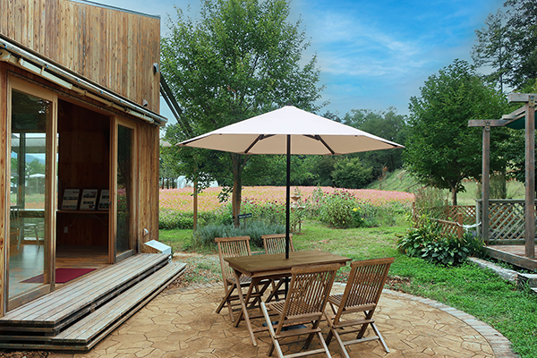 風に強いモダンなパラソル「ノバ」