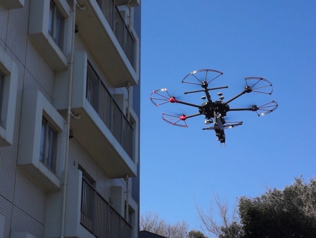 マンション壁に接近するドローンの写真