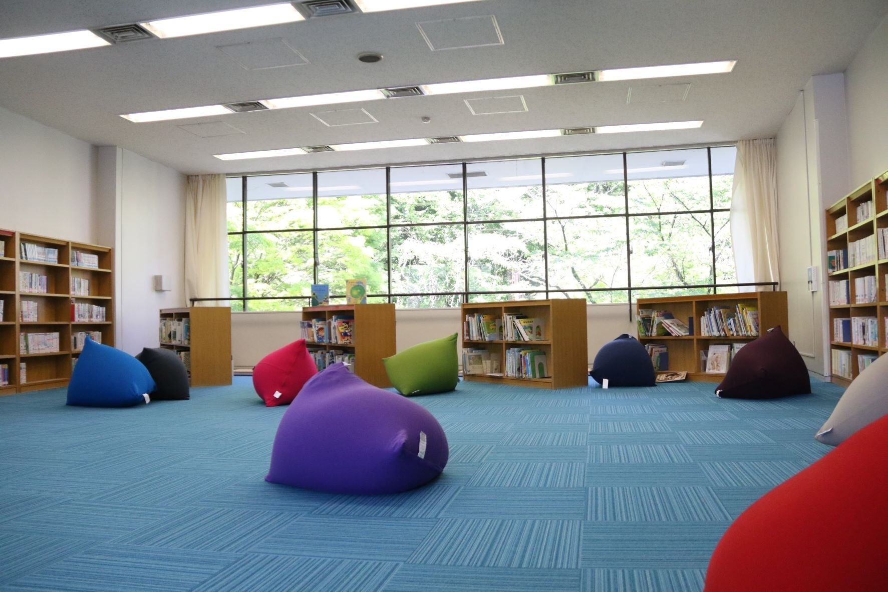小学校のラーニングスペース。学びの中心地であり、学校図書館機能も併せ持つ。読書の授業もここで行われる。