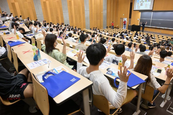 参加者も声掛けに合わせて両手をあげて肩甲骨をストレッチ!