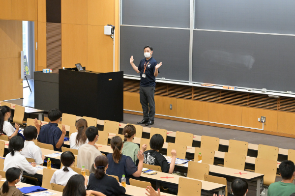 「座りっぱなしでは体も凝っていると思うので、少し体をほぐしてみましょう」との教員の声かけで．．．