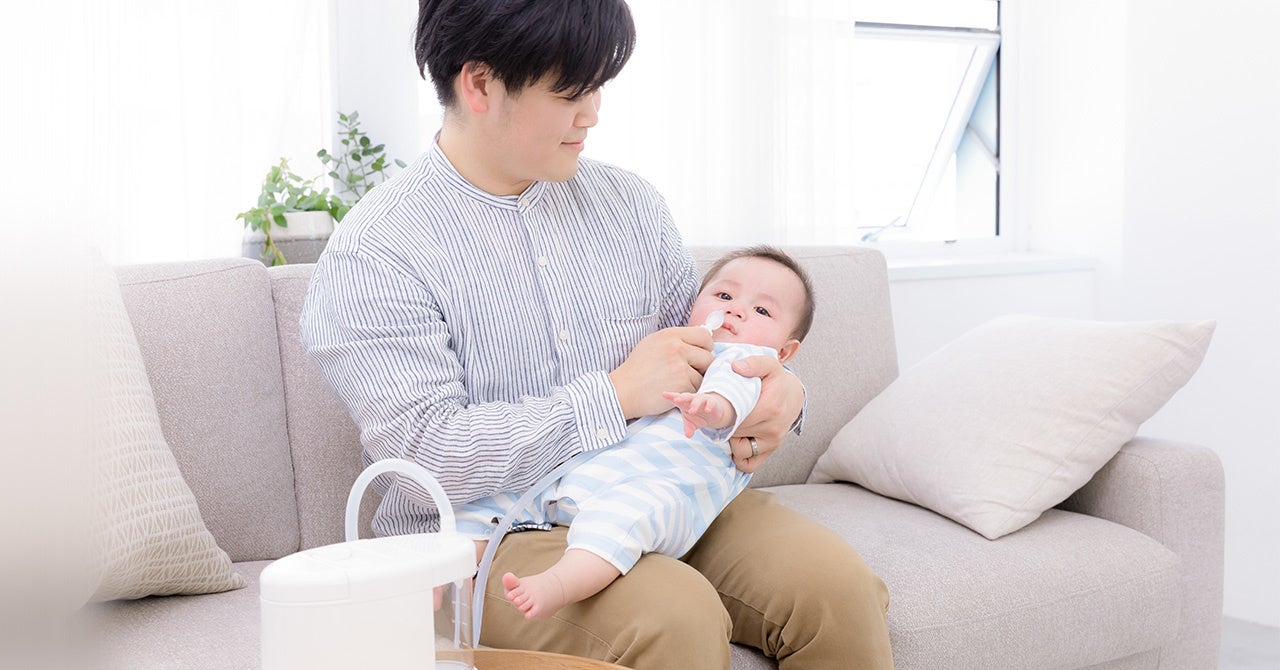 パパが赤ちゃんの鼻水を吸引する様子 #スルルーノ