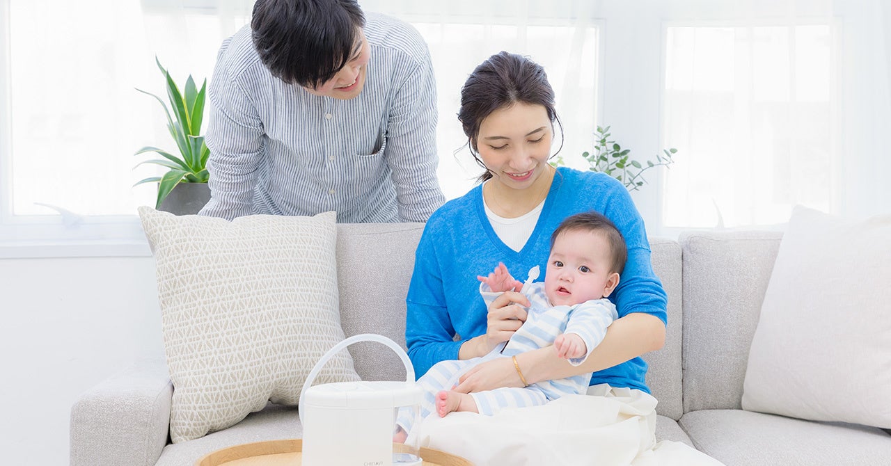 家族で赤ちゃんの鼻水吸引する様子  #スルルーノ