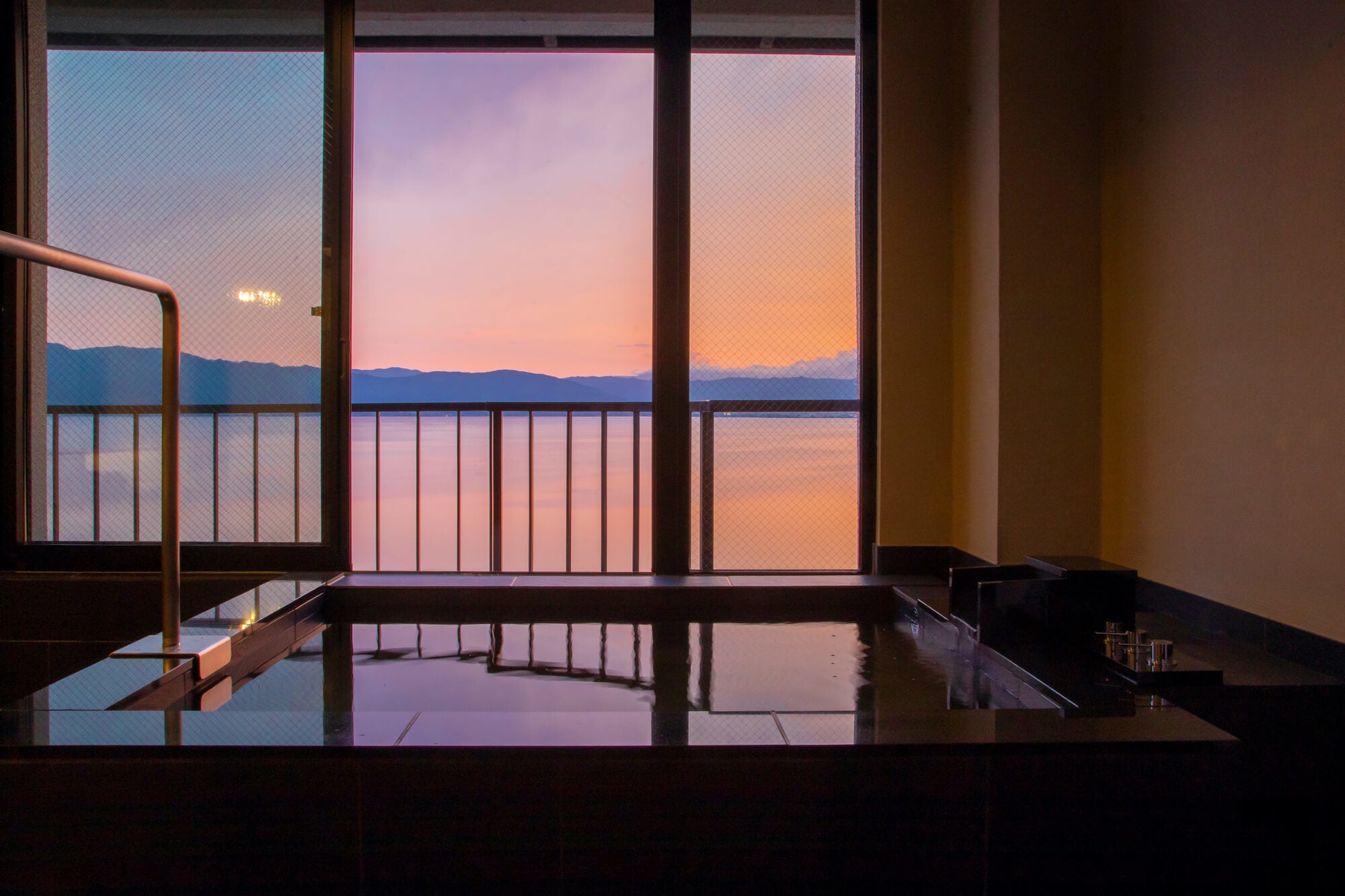 完成した客室露天風呂から望む諏訪湖