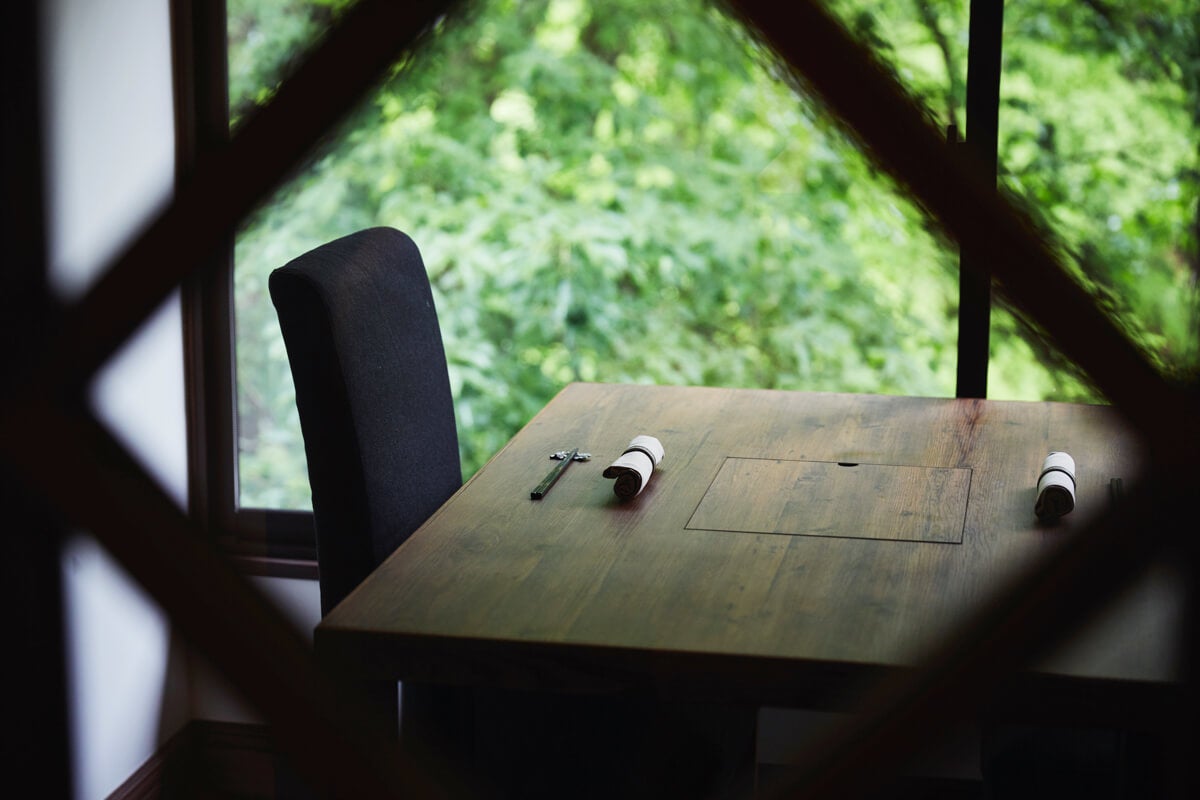 お食事は一部屋一部屋分かれた個室レストランで提供