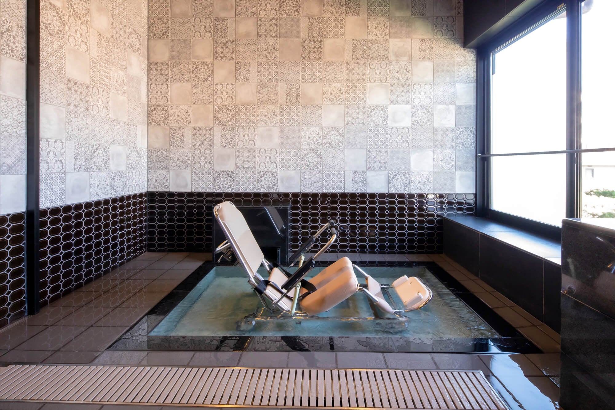 床が下がると同時に、温泉が流れ込む「昇降式貸切温泉」の様子