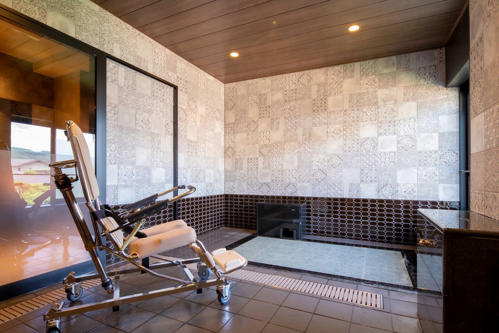 広々とした【昇降式貸切温泉】