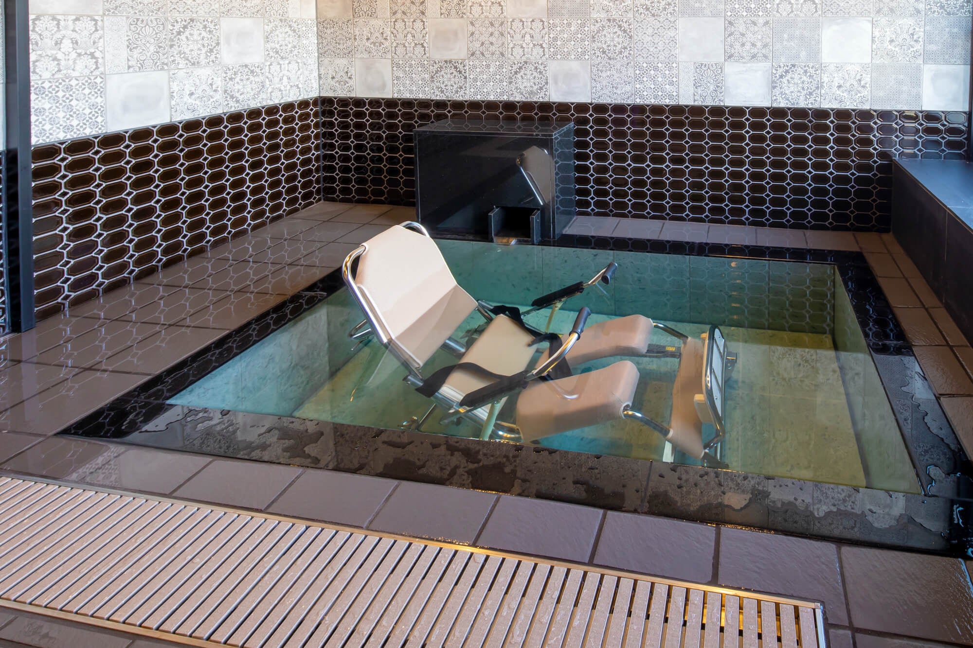 レバーを引き、床が降下した際の入浴イメージ