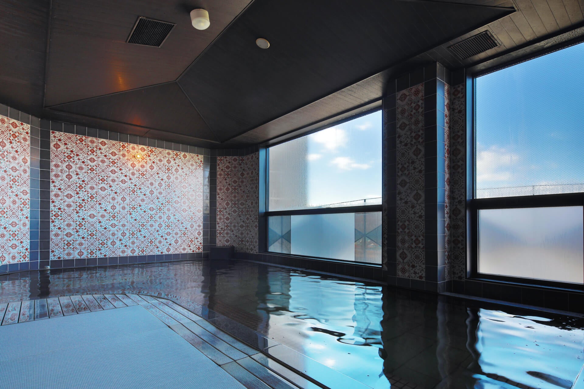 総タイル張りの美しくも個性ある浴場