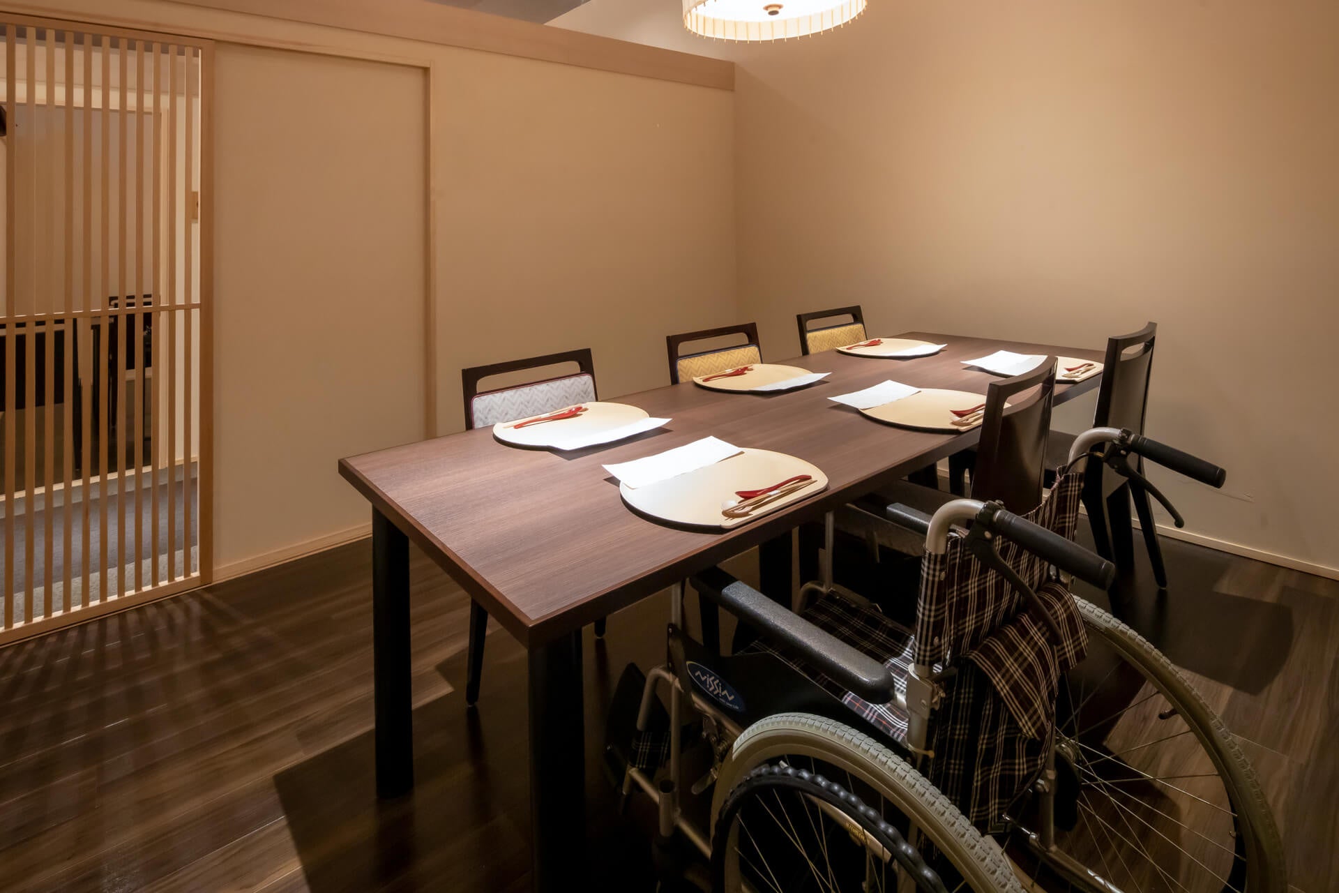 車椅子の行き来にも十分な広さの個室料亭