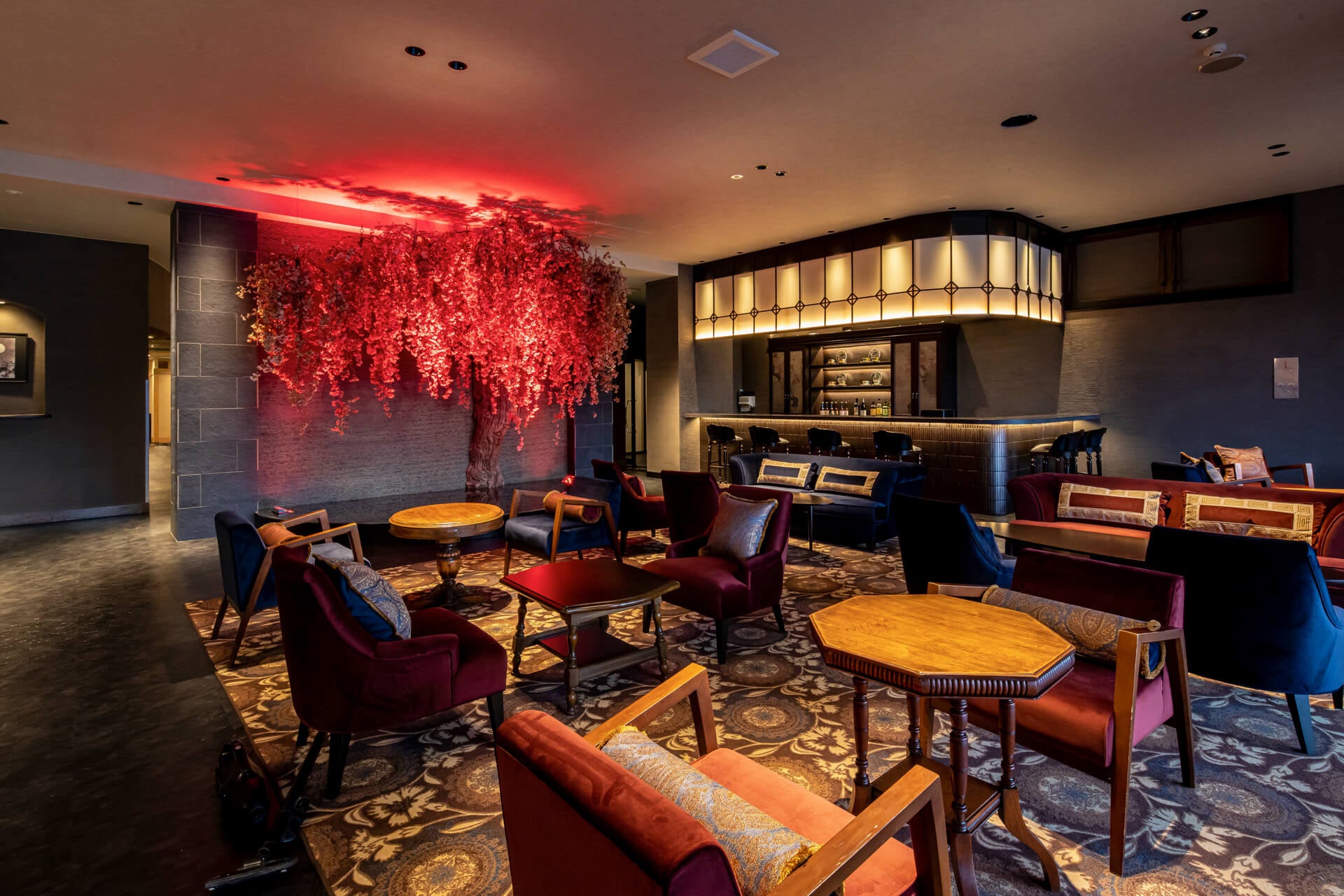 月下の櫻が出迎えるロビーラウンジ