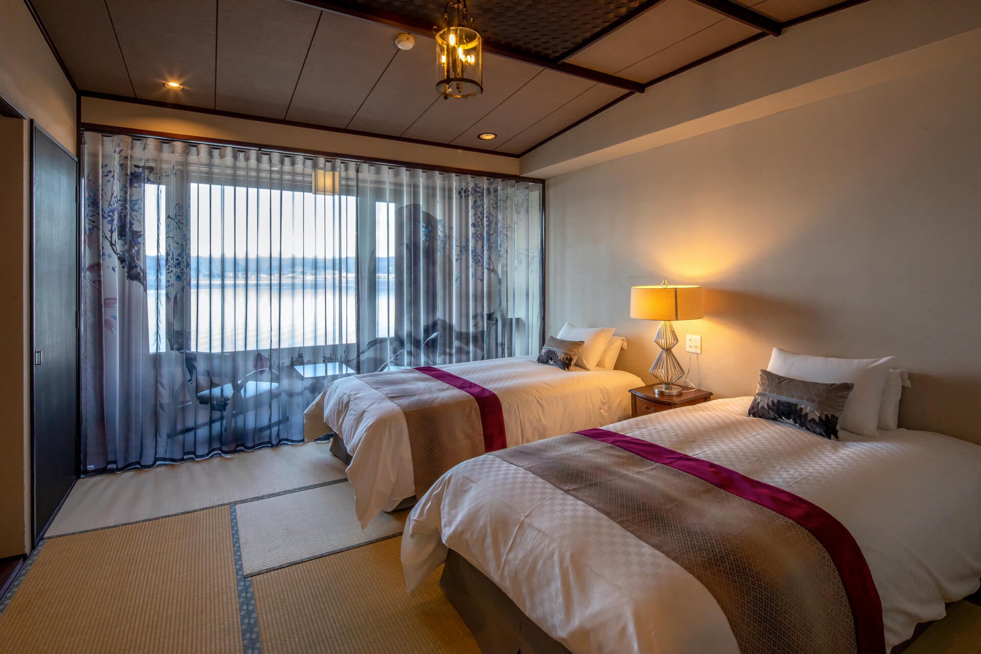 5階から見渡す限り広がる諏訪湖の美景を堪能できる「光神ベッドタイプ」
