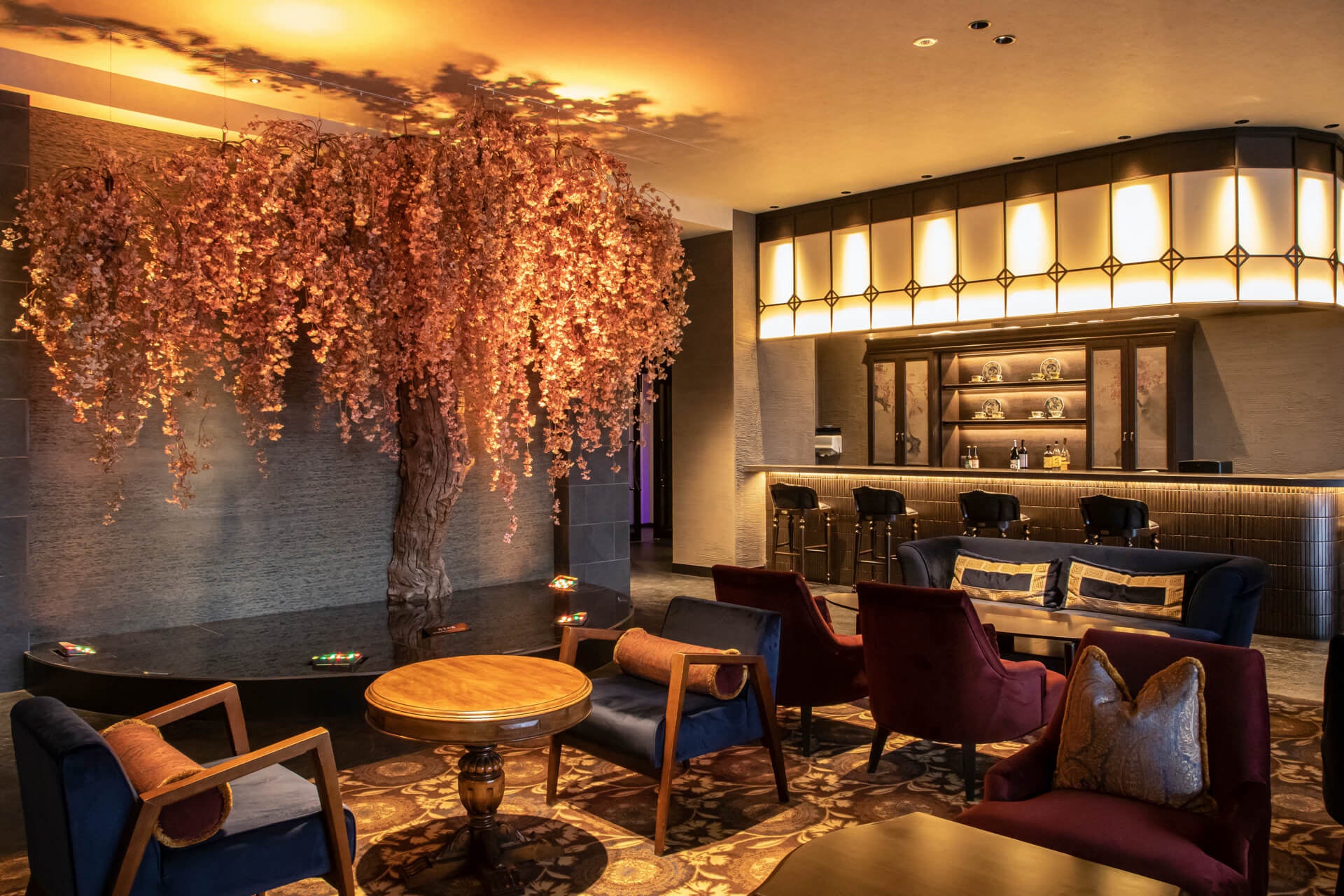 本物と見間違える【月下の櫻】とロビーラウンジ