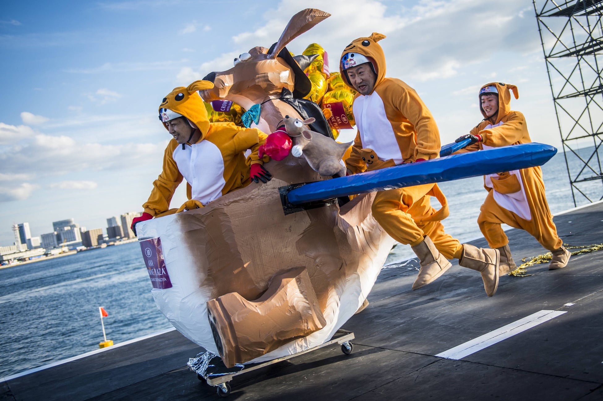 凝ったステージパフォーマンスを披露した後、助走をつけて Jason Halayko / Red Bull Content Pool