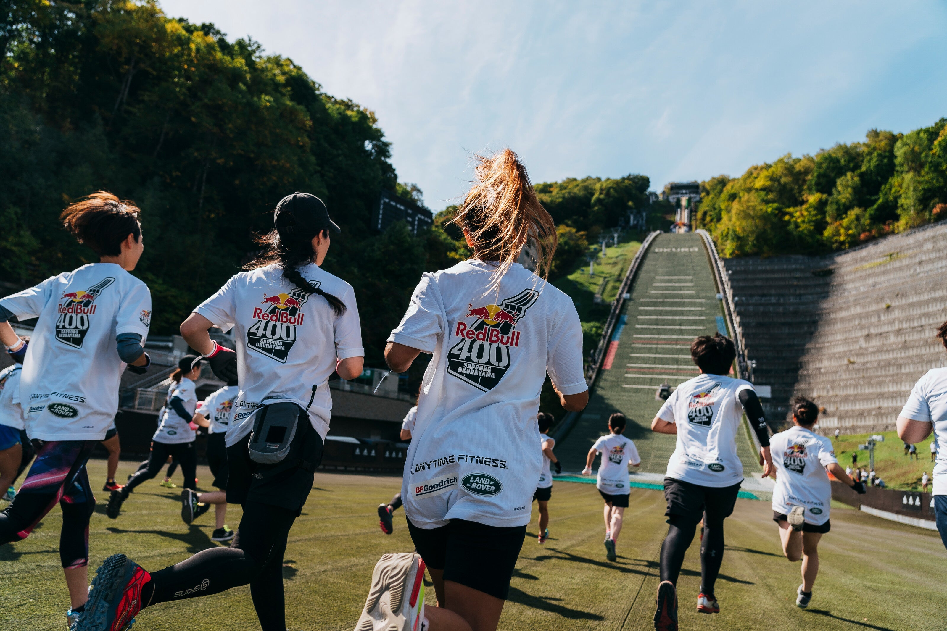 スタートの合図と共にジャンプ台のスロープを目指してダッシュ　©︎Kentaro Matsuda／Red Bull Content Pool 