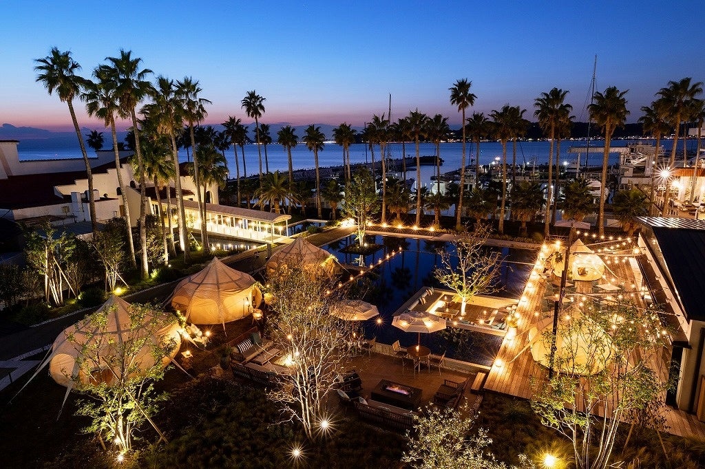 ディナータイムは、サンセットとライトアップが織りなす幻想的な世界も魅力の一つ