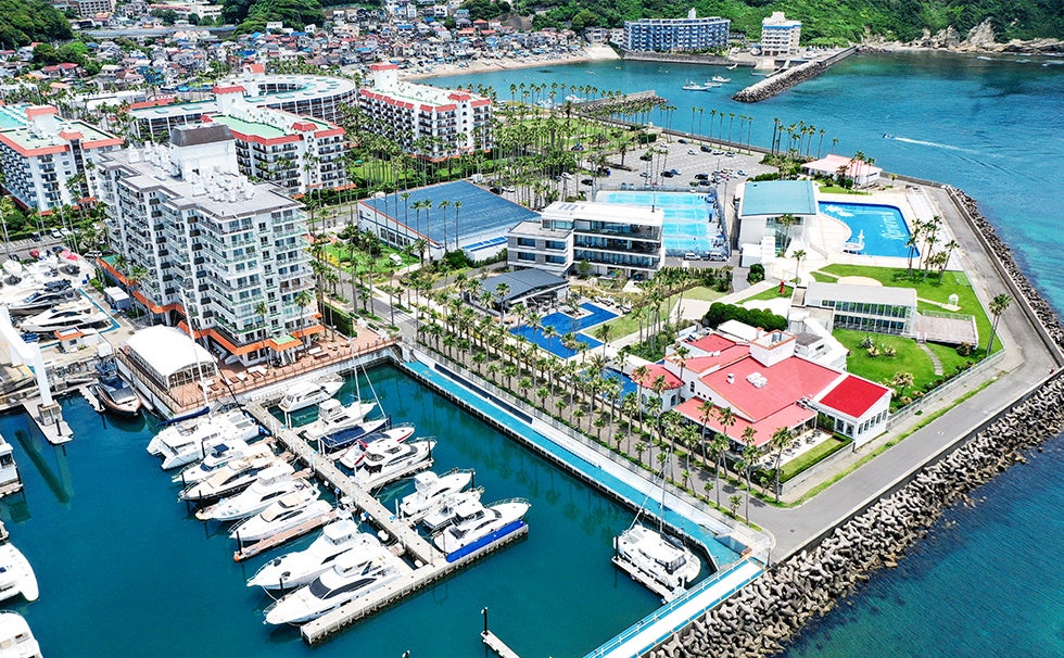 マリーナ・ホテル・レストラン・イベント会場・リゾートマンション1300戸・テニスコートなどを有するマリーナリゾート「リビエラ逗子マリーナ」