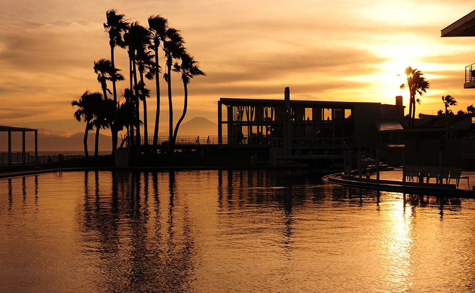 リビエラ逗子マリーナのプールサイド　ホワイトパーティ