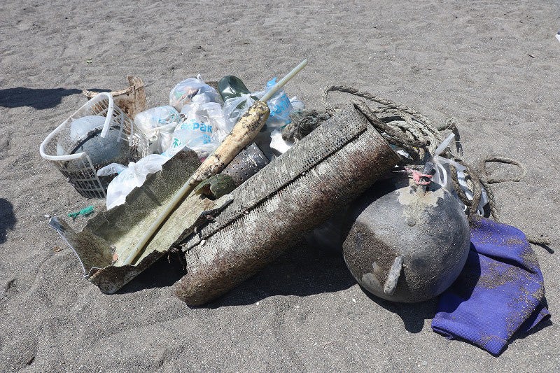 海から打ちあがった大きなゴミ