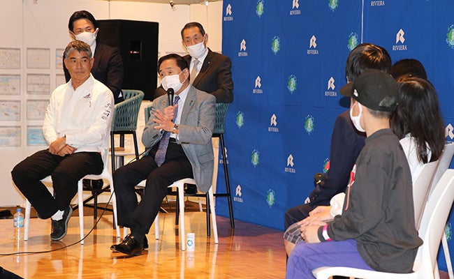 「Rネクストサミット2023」登壇者：8人のZ世代、4人の大人のパネラー（神奈川県黒岩知事、逗子市桐ヶ谷市長、葉山町山梨町長、海洋冒険家の白石康次郎氏）が対話