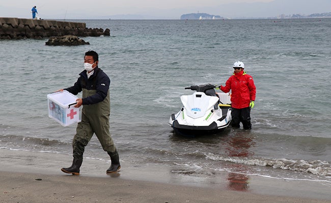リブボートから水上バイクへ、そして浜へ支援物資を届ける（2022年11月20日訓練時）