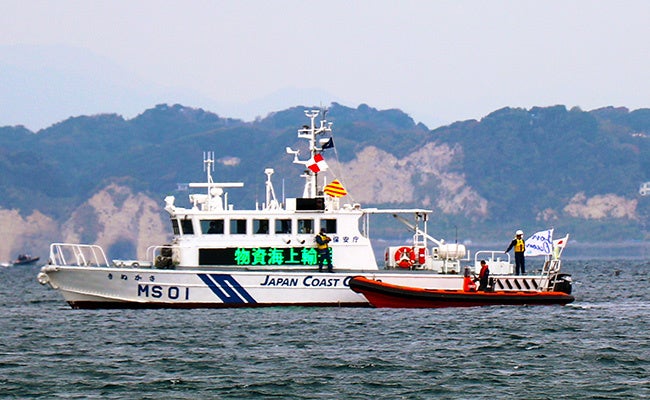 海上の巡視艇からリビエラのリブボートで支援物資を受け取る（2022年11月20日訓練時）