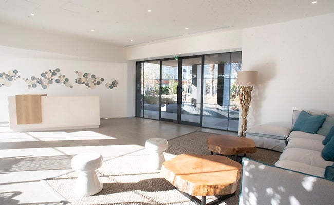 非常時にEVのバッテリーから非常用電源が供給されるマリブホテルのフロント