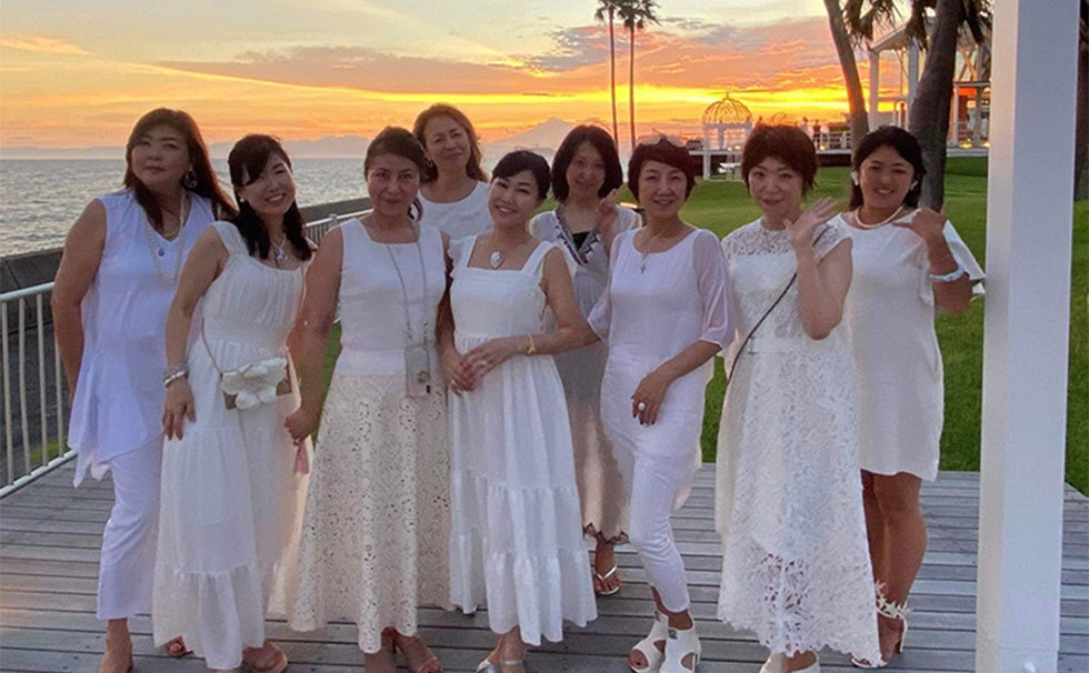 全身白のドレスコードを楽しむ参加者